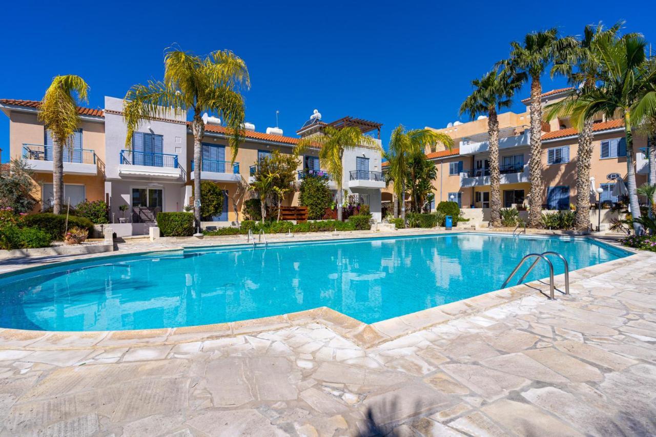Summer Breeze Holiday Apartment With Pool Paphos Eksteriør bilde