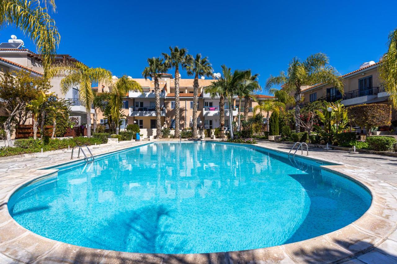 Summer Breeze Holiday Apartment With Pool Paphos Eksteriør bilde