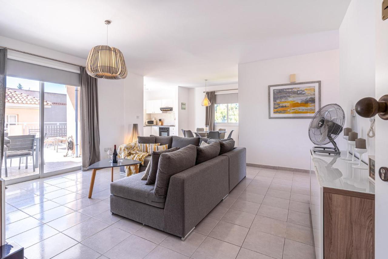 Summer Breeze Holiday Apartment With Pool Paphos Eksteriør bilde